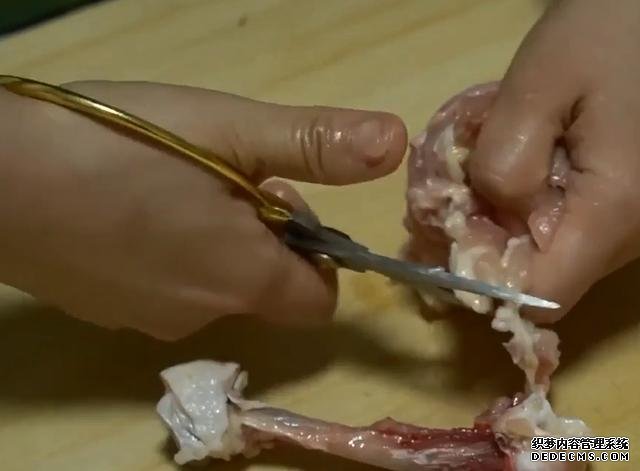 雞腿的新吃法，不蒸不煮不烤，不用一滴油，外香內(nèi)酥太好吃了
