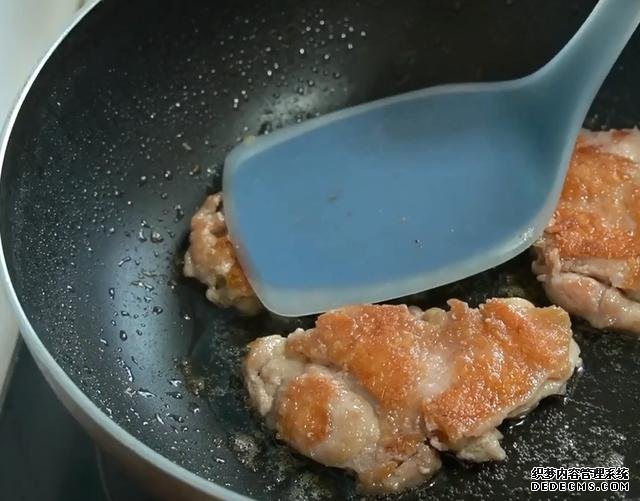 雞腿的新吃法，不蒸不煮不烤，不用一滴油，外香內(nèi)酥太好吃了