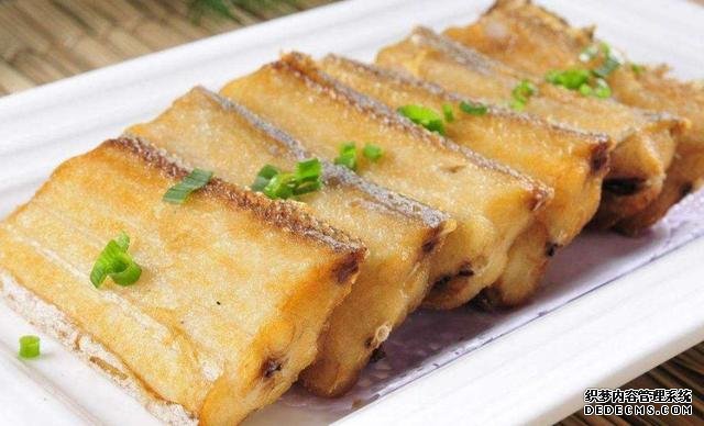 煎帶魚時(shí)，有人裹面粉，有人裹淀粉，大廚：都不對(duì)，教你最香做法