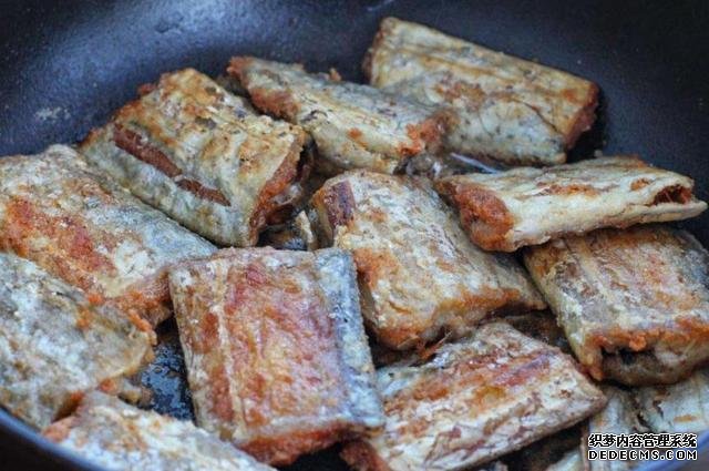 煎帶魚時(shí)，有人裹面粉，有人裹淀粉，大廚：都不對(duì)，教你最香做法