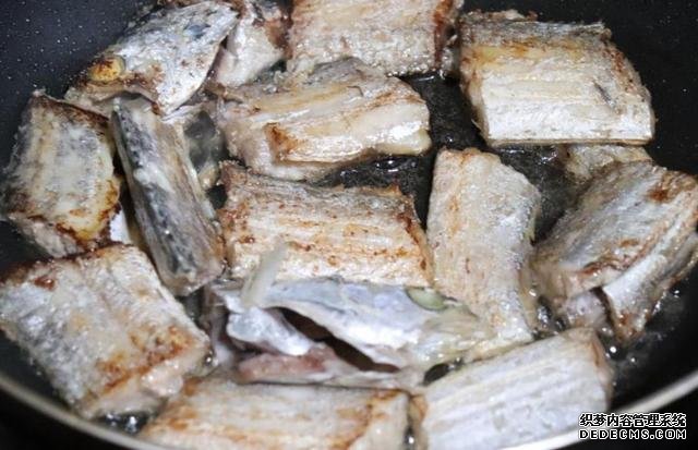 煎帶魚時(shí)，有人裹面粉，有人裹淀粉，大廚：都不對(duì)，教你最香做法