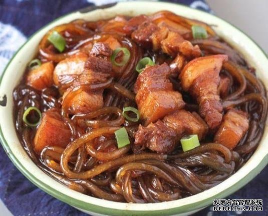 這道東北菜，堪稱燉菜中的經(jīng)典，天冷了吃一鍋，渾身舒坦