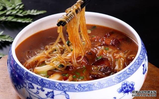 這道東北菜，堪稱燉菜中的經(jīng)典，天冷了吃一鍋，渾身舒坦