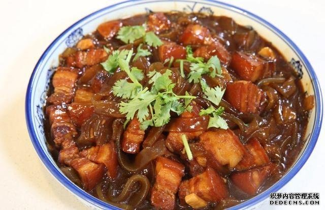 這道東北菜，堪稱燉菜中的經(jīng)典，天冷了吃一鍋，渾身舒坦