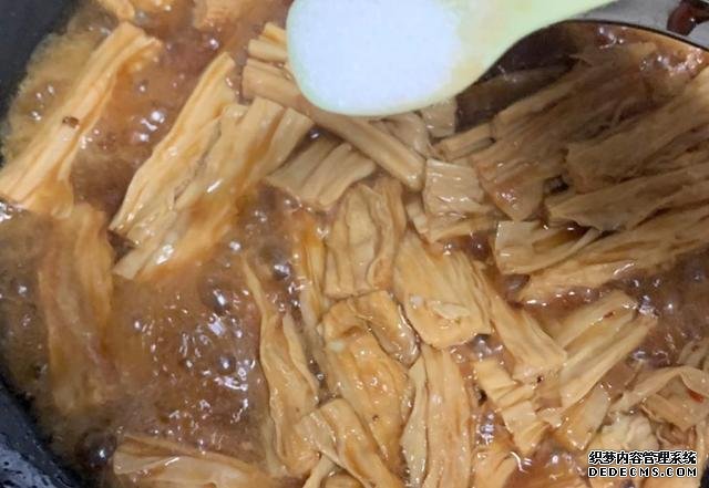 腐竹這么做，比肉還好吃，鮮香美味超下飯，必備家常菜