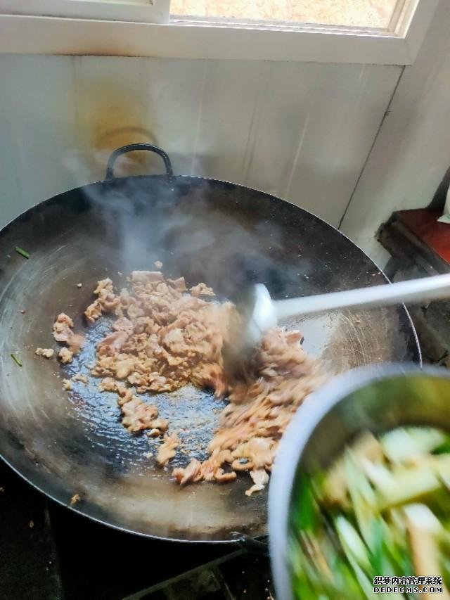 工地農(nóng)民工，必備的下飯菜，安逸