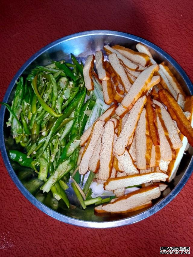 工地農(nóng)民工，必備的下飯菜，安逸