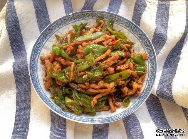 同學(xué)聚會(huì)點(diǎn)了9個(gè)菜，滿滿家鄉(xiāng)記憶，每道都搶手，女生也能吃3碗飯