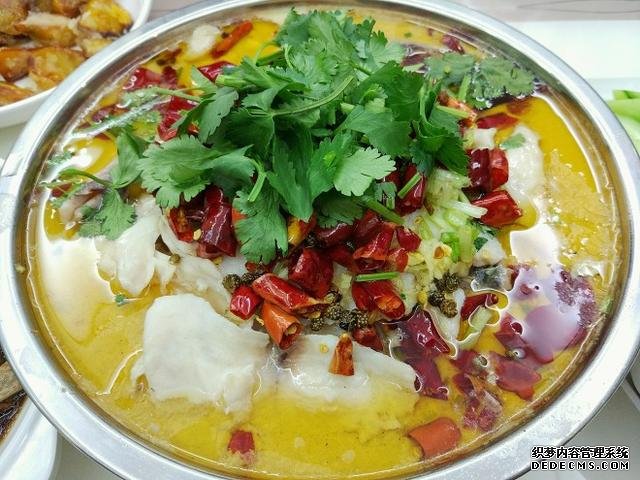 同學(xué)聚會(huì)點(diǎn)了9個(gè)菜，滿滿家鄉(xiāng)記憶，每道都搶手，女生也能吃3碗飯