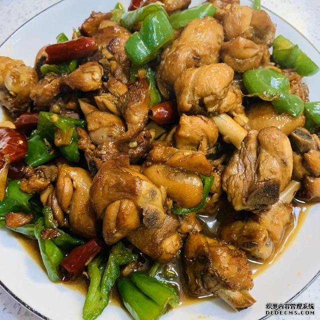 同學(xué)聚會(huì)點(diǎn)了9個(gè)菜，滿滿家鄉(xiāng)記憶，每道都搶手，女生也能吃3碗飯