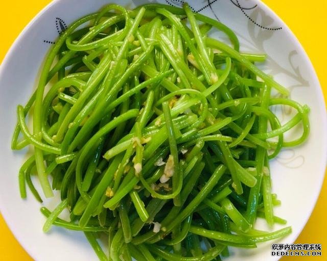 同學(xué)聚會(huì)點(diǎn)了9個(gè)菜，滿滿家鄉(xiāng)記憶，每道都搶手，女生也能吃3碗飯