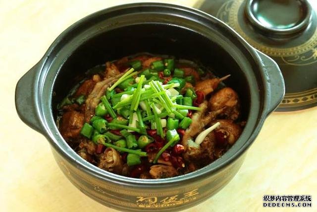 同學(xué)聚會(huì)點(diǎn)了9個(gè)菜，滿滿家鄉(xiāng)記憶，每道都搶手，女生也能吃3碗飯