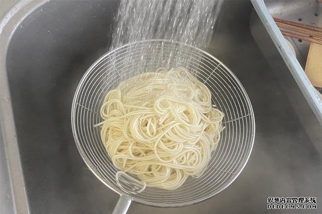 用掛面做炒面，不要煮過就炒，多加2步，不坨不粘鍋，根根分明