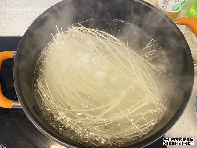 用掛面做炒面，不要煮過就炒，多加2步，不坨不粘鍋，根根分明