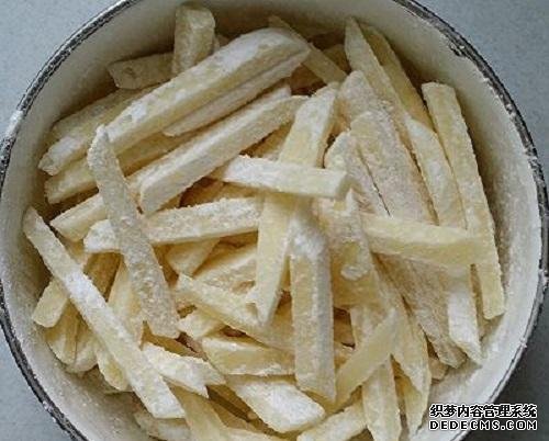 炸薯條時，土豆最忌焯水直接炸，多加這1步，薯條香脆不回軟