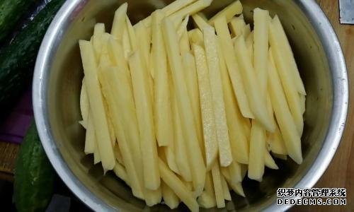 炸薯條時，土豆最忌焯水直接炸，多加這1步，薯條香脆不回軟