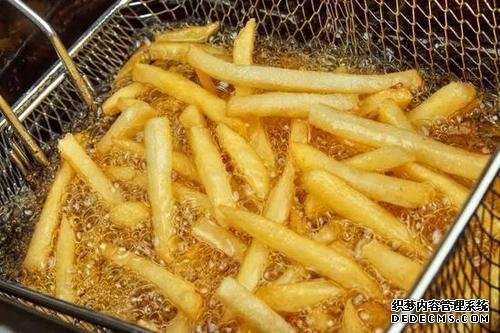 炸薯條時，土豆最忌焯水直接炸，多加這1步，薯條香脆不回軟