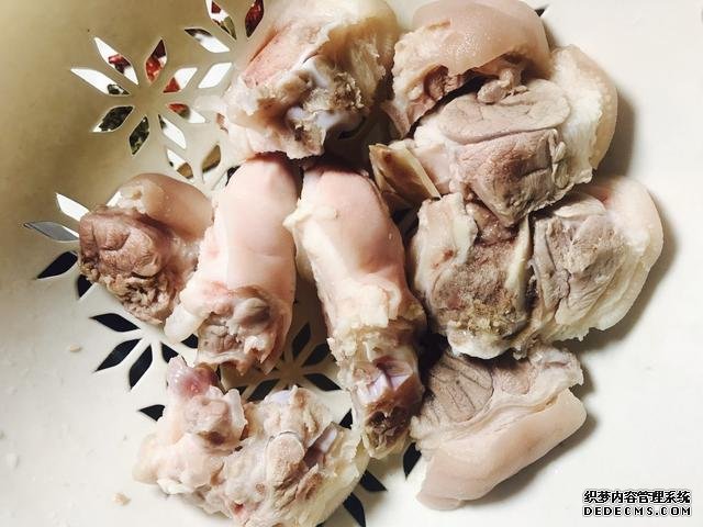 黃豆?fàn)F豬腳這樣做，豬腳不腥還軟綿，香糯又美味，一鍋都不夠吃