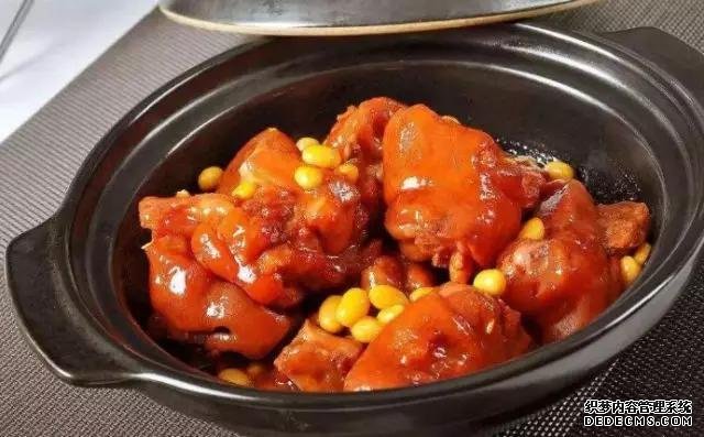 黃豆?fàn)F豬腳這樣做，豬腳不腥還軟綿，香糯又美味，一鍋都不夠吃