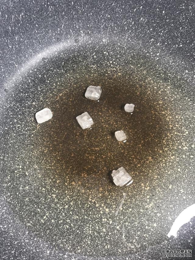 黃豆?fàn)F豬腳這樣做，豬腳不腥還軟綿，香糯又美味，一鍋都不夠吃