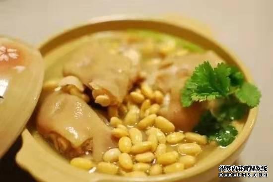 黃豆?fàn)F豬腳這樣做，豬腳不腥還軟綿，香糯又美味，一鍋都不夠吃