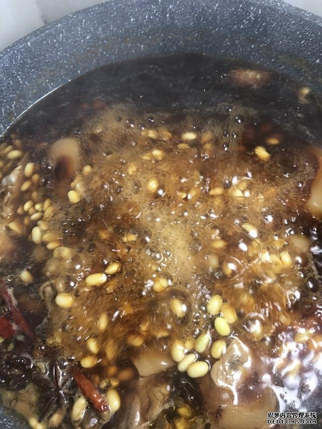 黃豆?fàn)F豬腳這樣做，豬腳不腥還軟綿，香糯又美味，一鍋都不夠吃