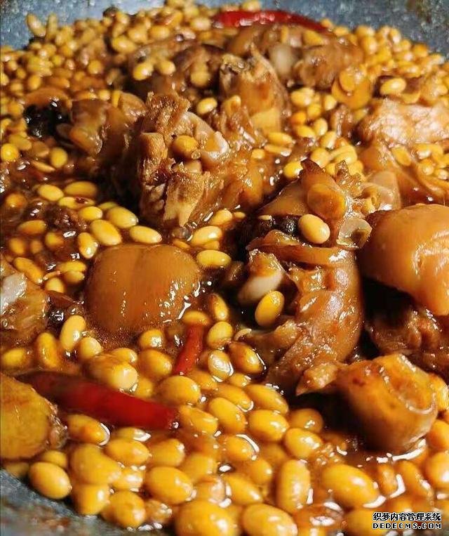 黃豆?fàn)F豬腳這樣做，豬腳不腥還軟綿，香糯又美味，一鍋都不夠吃