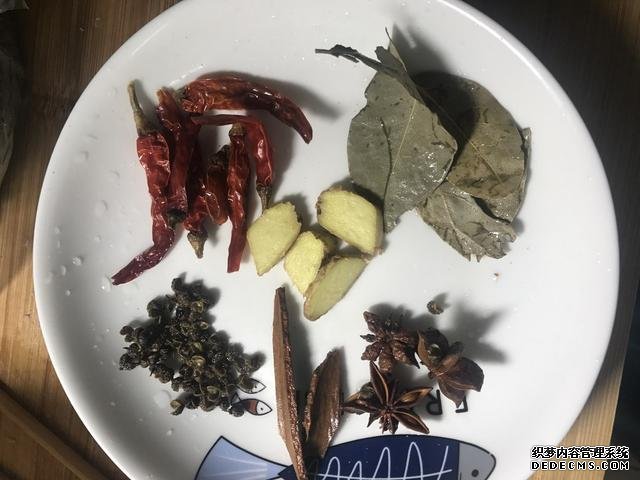黃豆?fàn)F豬腳這樣做，豬腳不腥還軟綿，香糯又美味，一鍋都不夠吃