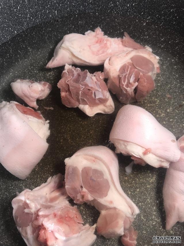 黃豆?fàn)F豬腳這樣做，豬腳不腥還軟綿，香糯又美味，一鍋都不夠吃
