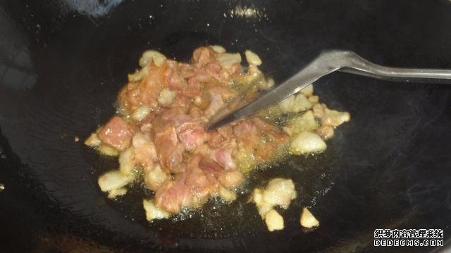 花菜燒肉做法，色香味俱全，能讓你多吃幾碗飯