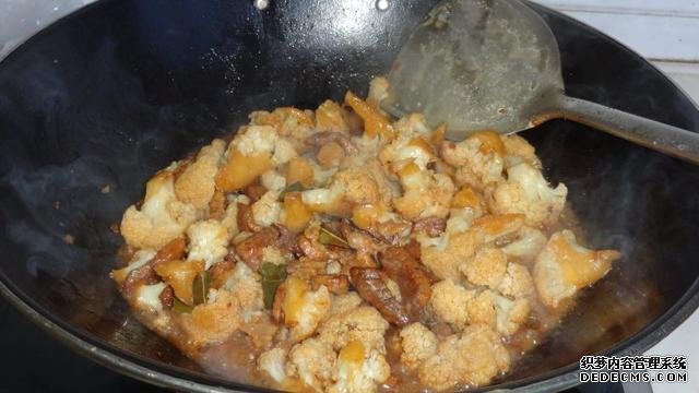 花菜燒肉做法，色香味俱全，能讓你多吃幾碗飯