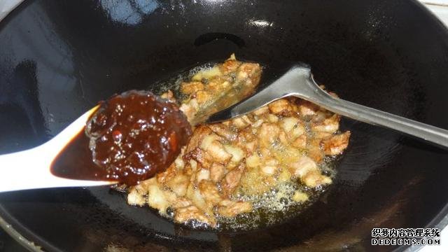 花菜燒肉做法，色香味俱全，能讓你多吃幾碗飯