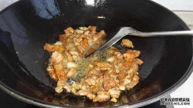 花菜燒肉做法，色香味俱全，能讓你多吃幾碗飯