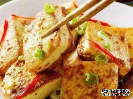 雞蛋肉末炒豆腐、臘味燜飯、辣炒脆骨這幾道家常菜的做法