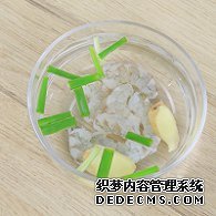 步驟圖:蝦仁放入蔥姜水中，浸泡10分鐘去腥。把姜片、蔥段放