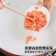步驟圖:鍋中倒入番茄丁，翻炒出汁，大約需要5分鐘。每個(gè)爐灶