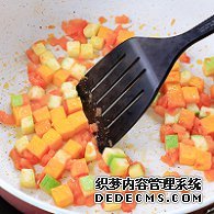 步驟圖:接著倒入西葫蘆丁和南瓜丁，翻炒變軟，大約12分鐘。
