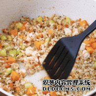 步驟圖:再倒入蝦仁、藜麥飯、大米飯，用鏟子翻炒5分鐘。