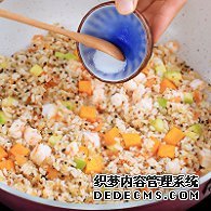 步驟圖:最后倒入鹽，用鏟子翻炒入味。