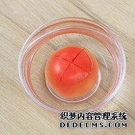 步驟圖:番茄用刀劃十字，放入開水中浸泡10分鐘。番茄開水浸