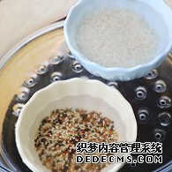 步驟圖:藜麥中加入40毫升清水，大米中加入60毫升清水，冷
