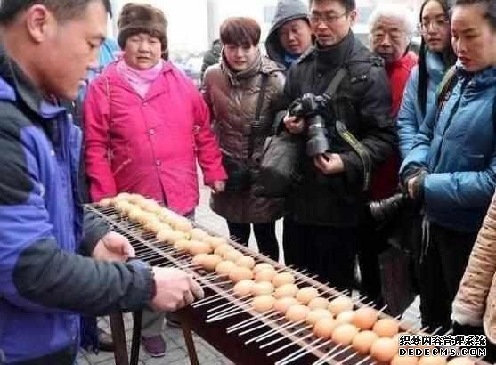 下崗大叔賣“天價(jià)”雞蛋，十元1串，食客：吃完一口還想第二口