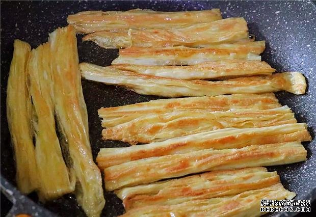 小孩愛吃辣條，教你動(dòng)手在家做，吃的放心還營(yíng)養(yǎng)，我家一做一大盤