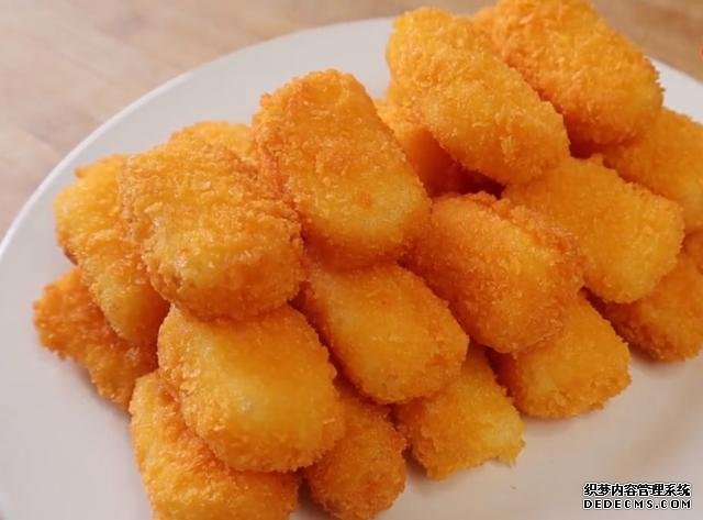 2盒牛奶，2個雞蛋，你想不到的做法，香酥鮮嫩，比炸香蕉還好吃