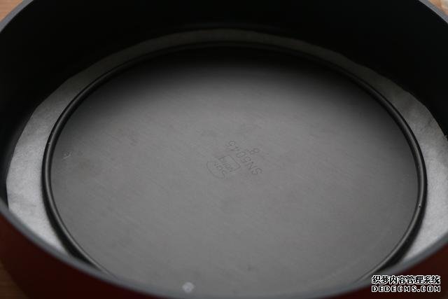 蛋卷不要買(mǎi)了，不要蛋卷機(jī)，只要平底鍋就能做，又香又脆超美味