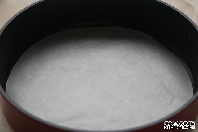 蛋卷不要買(mǎi)了，不要蛋卷機(jī)，只要平底鍋就能做，又香又脆超美味
