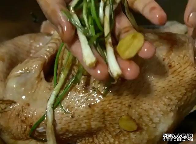 一整只雞丟進(jìn)電飯煲，不加水不用油，鮮嫩多汁，營(yíng)養(yǎng)美味又簡(jiǎn)單