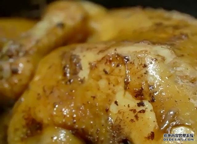 一整只雞丟進(jìn)電飯煲，不加水不用油，鮮嫩多汁，營(yíng)養(yǎng)美味又簡(jiǎn)單