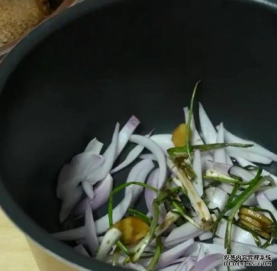 一整只雞丟進(jìn)電飯煲，不加水不用油，鮮嫩多汁，營(yíng)養(yǎng)美味又簡(jiǎn)單