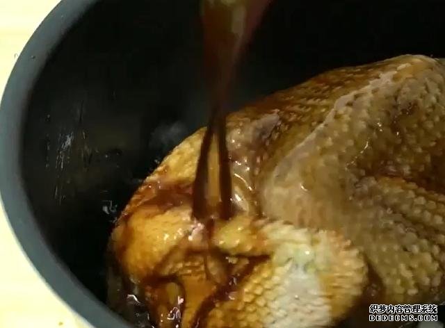 一整只雞丟進(jìn)電飯煲，不加水不用油，鮮嫩多汁，營(yíng)養(yǎng)美味又簡(jiǎn)單